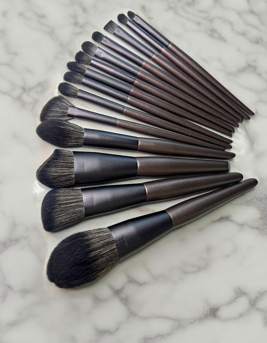 ✅ Инновационные материалы: современные волокна обеспечивают мягкость и долговечность.
✅ Эргономичный дизайн: удобные деревянные ручки позволяют уверенно держать каждую кисть.