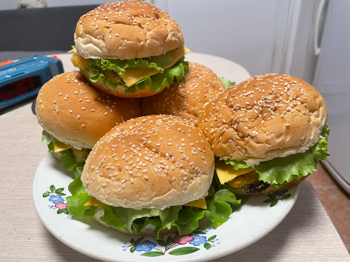 Готовые бургеры на пшеничных булочках.