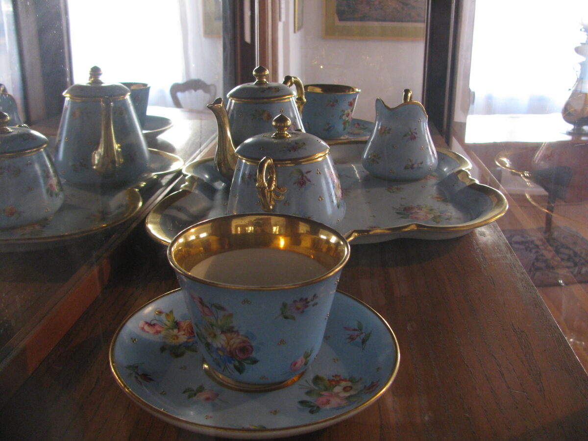 Дорогие читатели, завариваем чай и продолжаем чтение. Фото из Дворца Княгини Любицы, Белград, первая половина XIX в.