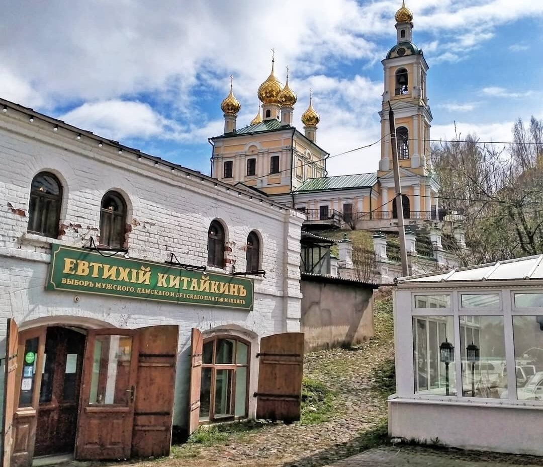 Настоящее погружение в царскую Россию, если закрыть глаза на пластик. На холме — Воскресенский собор