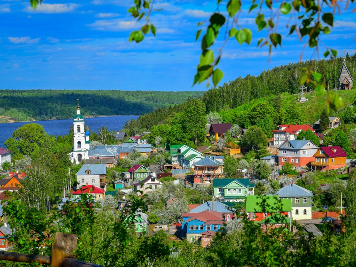 Заблудиться в Плёсе невозможно: на каждом шагу туристические карты с обозначением, «что и где». Плотность достопримечательностей для города с населением около 1800 человек впечатляет.
