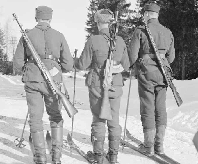 
Финские бойцы в период Зимней войны вооружены винтовками АВС-36 (слева), М/26 (в центре) и СВТ-38 (справа)