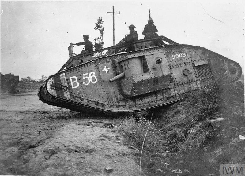 Британские танки ведут наступление во время Амьенской операции