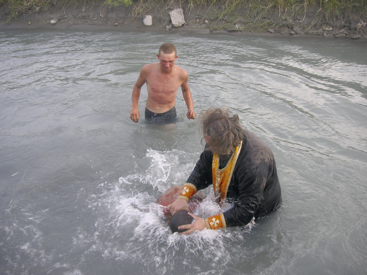 Крещение десантников в арыке. Южная Осетия, август 2008