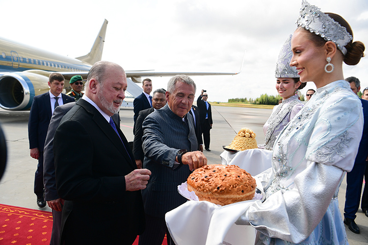    Король Малайзии султан Ибрагим стал первым монархом Малайзии, посетившим Россию с государственным визитом с момента установления дипломатических отношений между двумя странами в 1967 году.   
Фото:  rais.tatarstan.ru