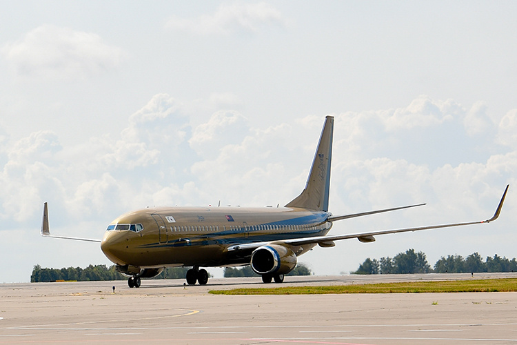    Словно подчеркивая важность события, монарх прибыл на золотом самолете.   
Фото:  rais.tatarstan.ru