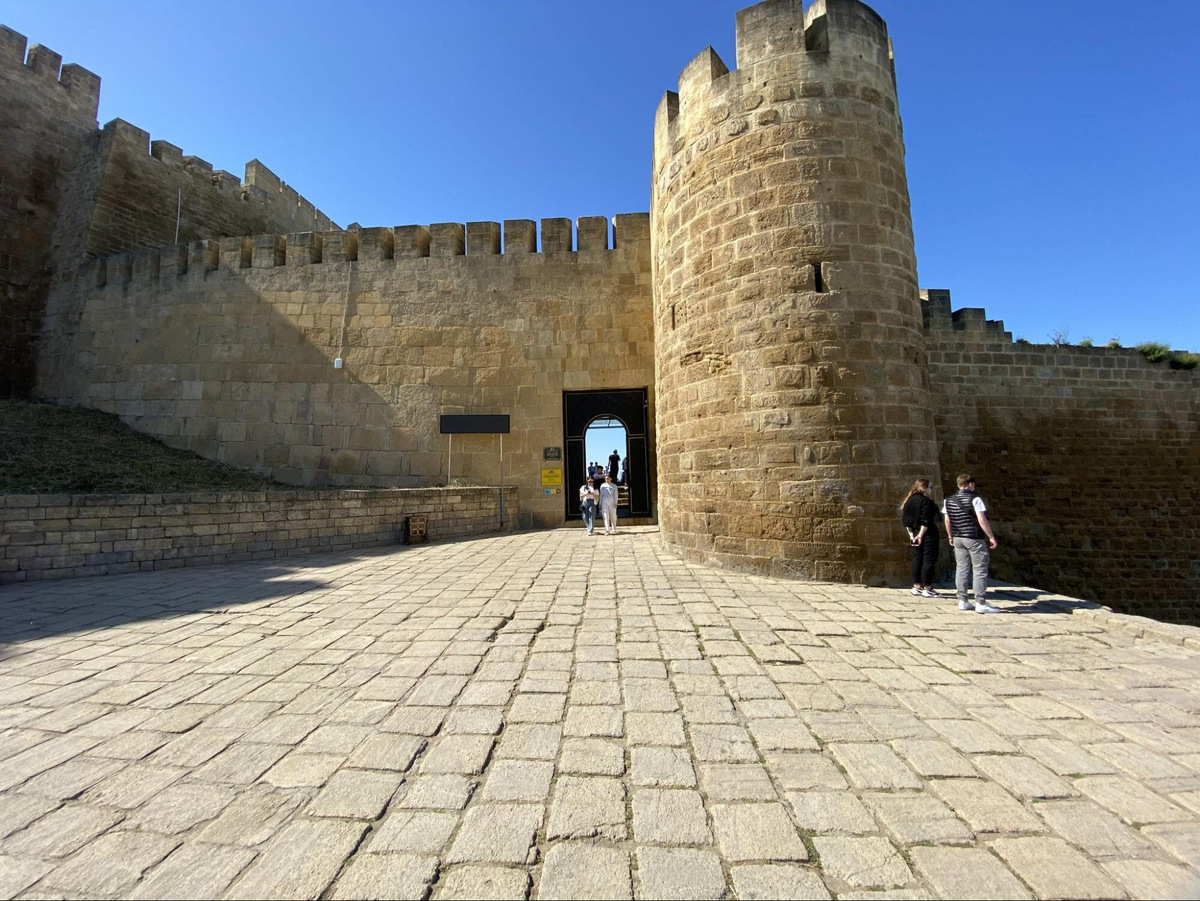 По неоднородной фактуре стен можно понять, что крепость не раз реставрировали