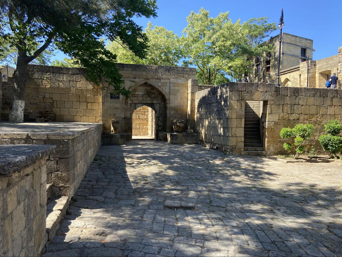 Ханский дворец — от него остались только стены и лестницы