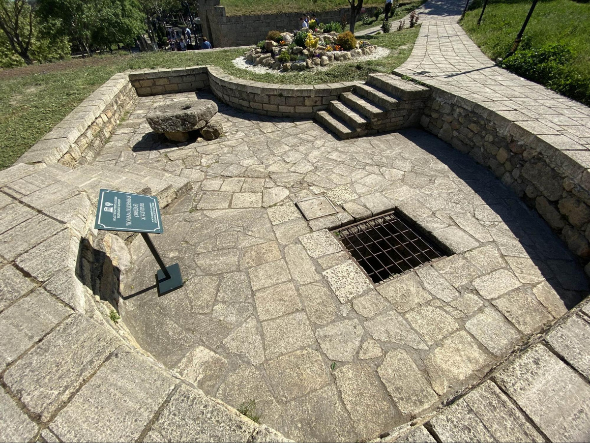 Зиндан — подземная тюрьма, в которой узники медленно умирали друг на друге