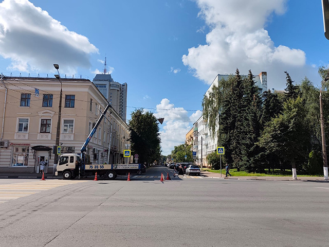 На Татарском переулке в Твери смонтировали штанги под «умные» светофоры