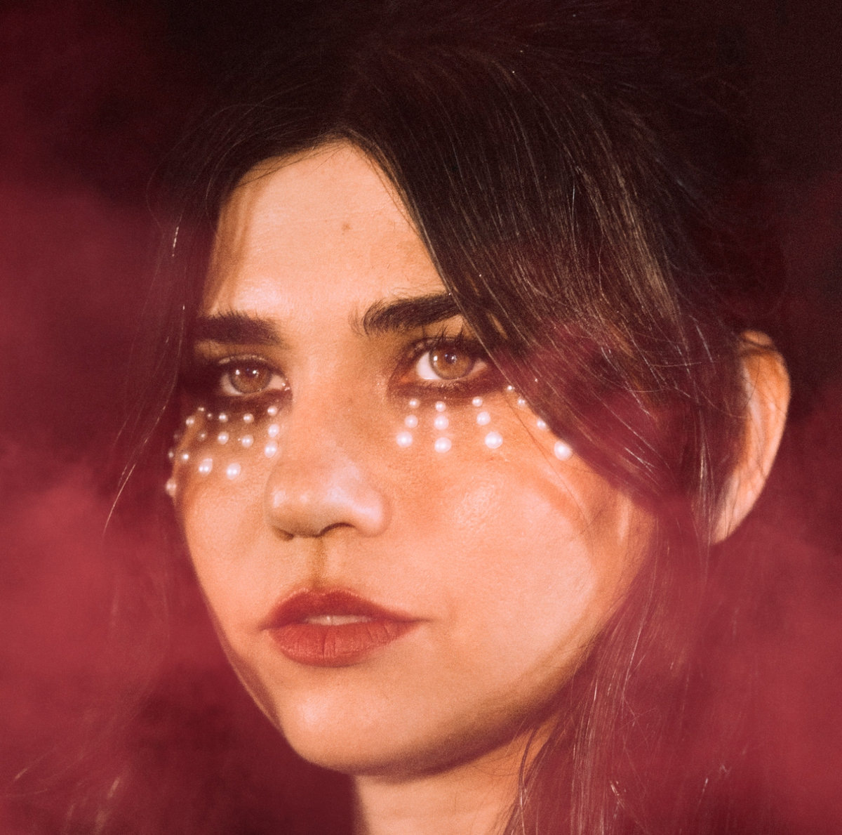 Альбом имеет две обложки отчего-то (вероятно два разных издания). На РИМе стоит другая, но мне вот эта бандкамповская больше нравится, - она очень подходит Жемчужине и созданному ею крайне выразительному сценическому образу, - надеюсь вижу его хотя бы снова не "один лишь я" )