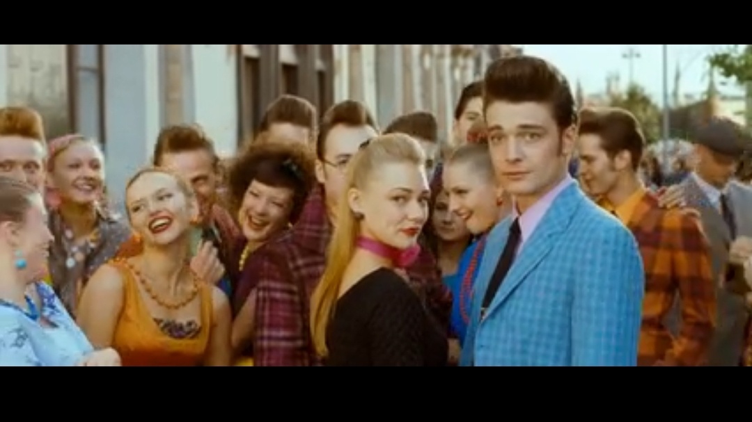 Это стиляги. Такие яркие и весёлые. И чем же они, если уж на то пошло, отличаются от своих антагонистов - комсомольцев? И те, и другие собираются в кучу, танцуют, гуляют, паруются. В чем разница между двумя этими сообществами, даже таковыми, каковыми их представили авторы фильма? А ведь авторы имели цель именно противопоставить "стадо" сине-серых "свободному" сборищу попугаистых. Не получилось, увы. Разница лишь в одежде. А с одеждой, как мы выяснили, авторы очень и очень были экономны с правдой))). Одним словом, "чтобы быть безупречной овцой в стаде, нужно прежде всего быть овцой")))