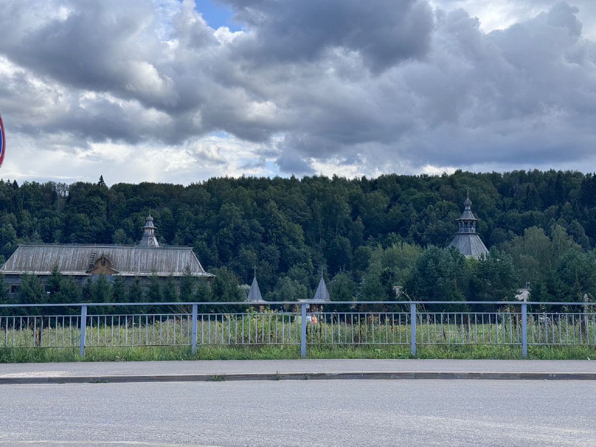 Место хорошо обустроено, есть большая парковка. Это вид с парковки.