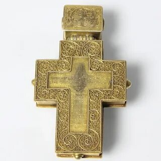 Крест-мощевик. Довольно популярная вещь в Средневековье. Попытка окружить себя святостью и днем и ночью.