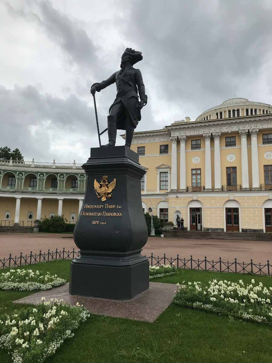 Памятник Павлу 1 в Павловске