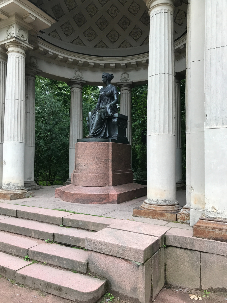 Памятник Марии Федоровне в Павловске.