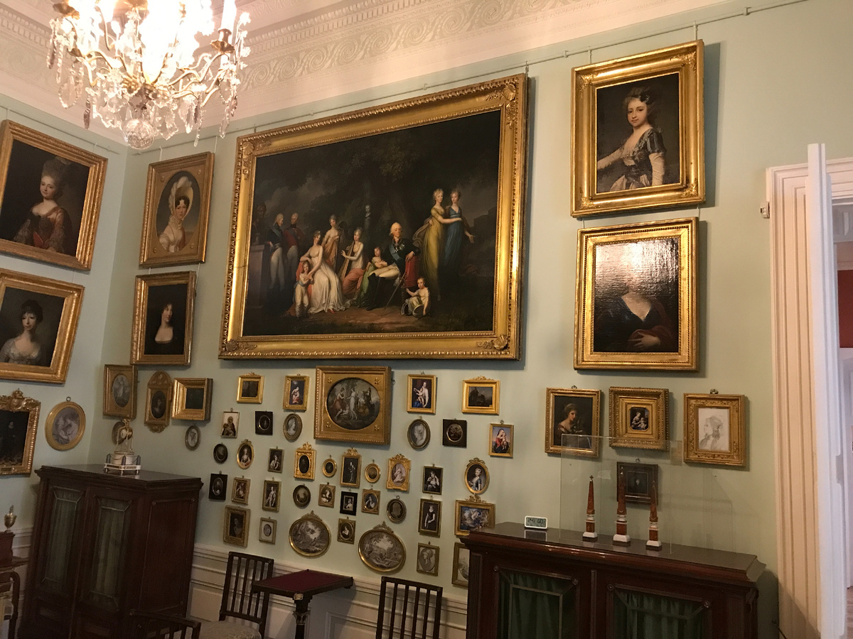 Большая картина - групповой портрет семьи Павла 1 и Марии Федоровны с детьми.