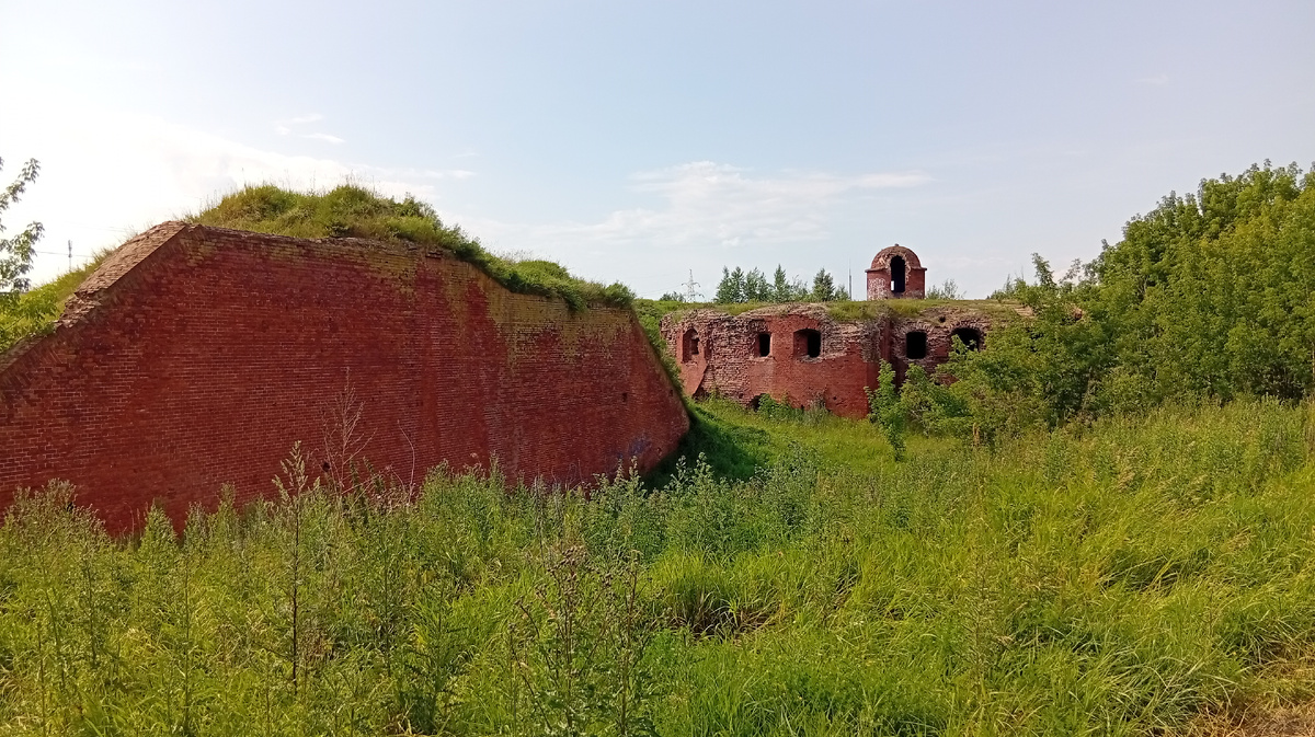 Горжевой редюит 5-го полигона с равелином на переднем плане. Фото из личного архива автора.