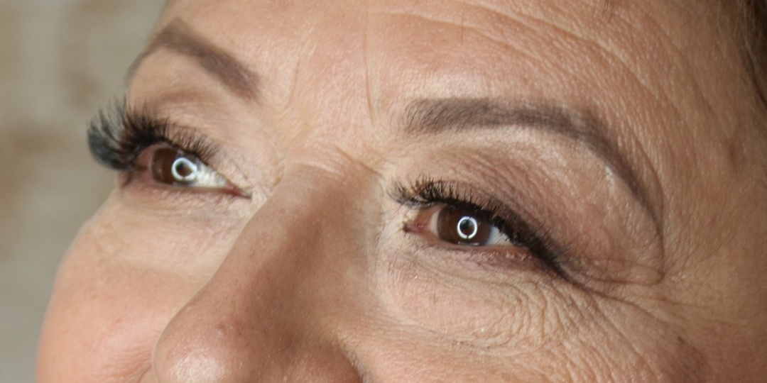 Я знаю как скрыть даже глубокие морщинки под глазами - вот 3 правила макияжа этой области, с которыми вы будете выглядеть моложе