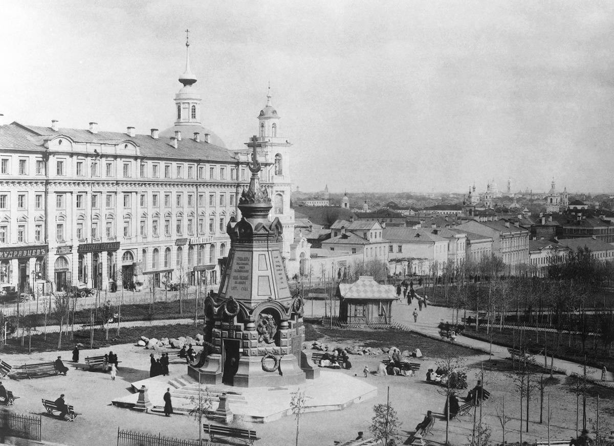 Вид на памятник героям Плевны, 1888 год. Часовня-памятник героям Плевны — памятник русским гренадерам, павшим в бою под Плевной, во время Русско-турецкой войны 1877—1878 годов, установлен в Ильинском сквере Москвы (площадь Ильинские Ворота). Архитектор и скульптор — В. И. Шервуд. Ссылка: https://ru.wikipedia.org/wiki/Памятник_героям_Плевны