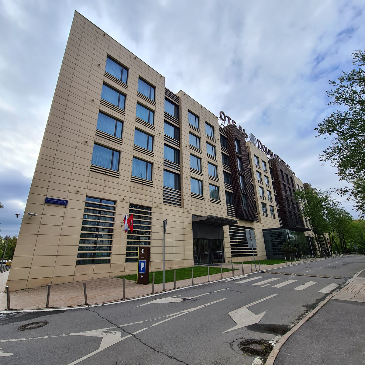 Здание отеля днем