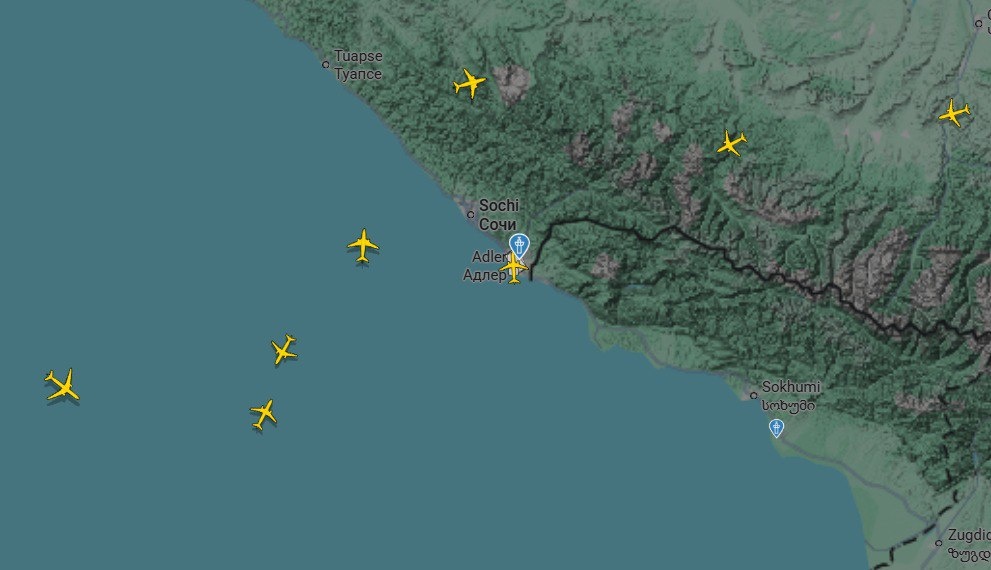    Самолеты кружат над закрытым аэропортом Сочи
