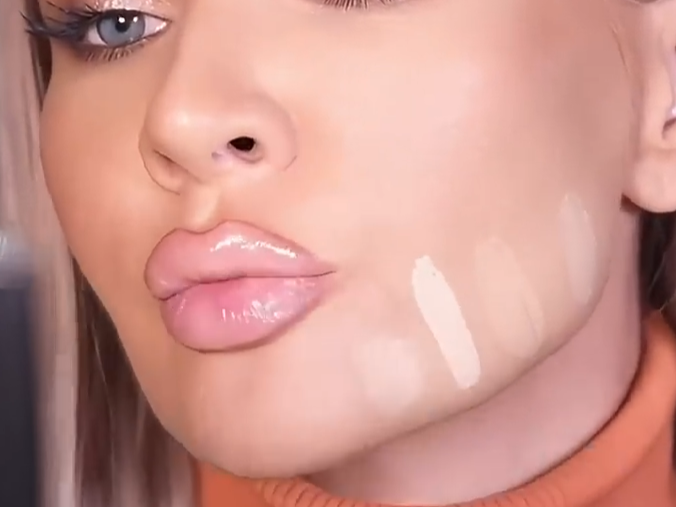 Выбирать тональник в магазине - ошибка, которая вас состарит: нанесите на скулу, дайте осесть и выйдите на улицу. Рекомендации от визажиста