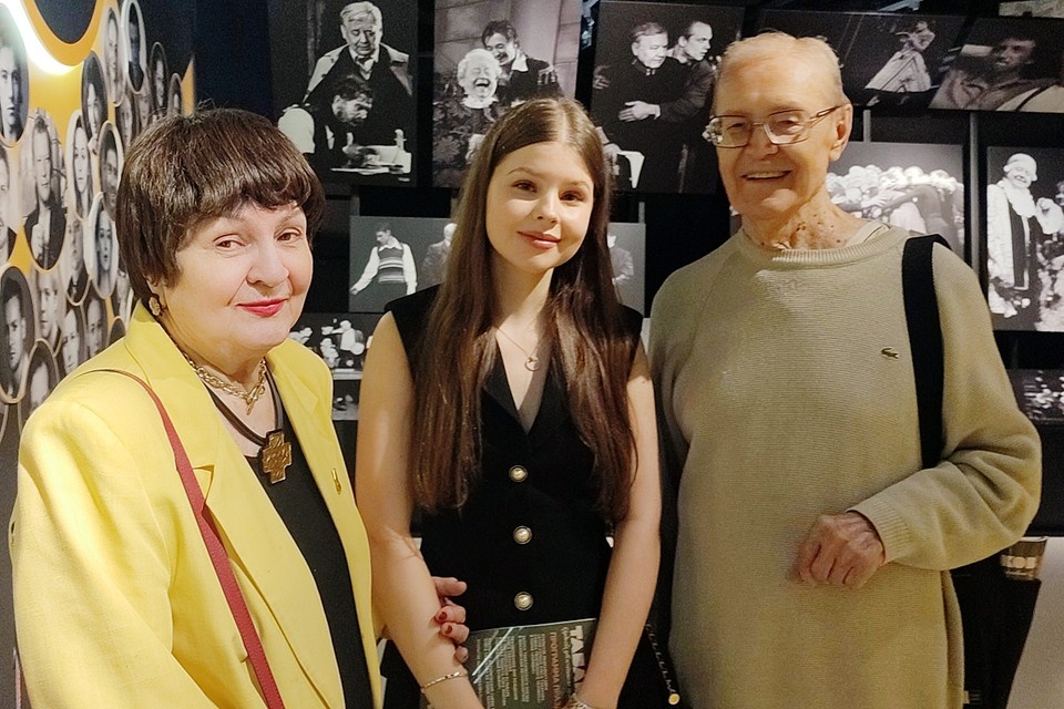    Мария Табакова в окружении дедушки и бабушки - родителей Марины Зудиной Анастасия ПЛЕШАКОВА