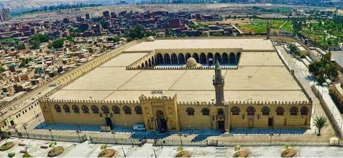 Мечеть Амра ибн аль-Аса (642 г.). Самая первая мечеть в Африке, построена сподвижником Пророка Амром ибн аль-Асом после завоевания Египта. Современный вид – результат многочисленных реконструкций.Вид на мечеть с высоты птичьего полета. https://kulturologia.ru/blogs/310323/55869/?ysclid=me36rybltr936796884 