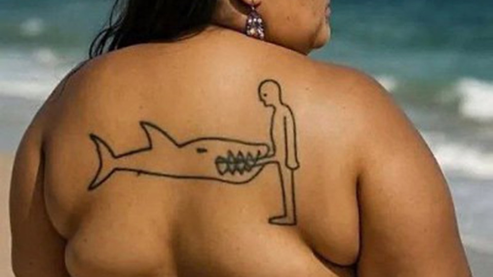 Предупреждение на спине о том, что купаться опасно! Это нога. А не то что Вы там себе подумали)))