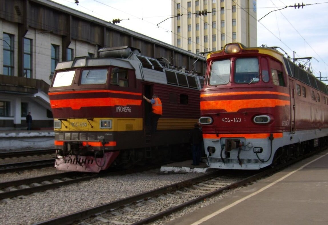 ЧС4-143 и "Старший Брат" ЧС4Т-459 на ст. Лиски. 2007 год. Автор амиго1285. Паровоз ИС.