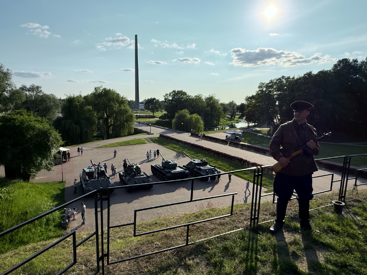 Александр Рассолько во время поездки в Бресткую крепость в июне 2025 года.