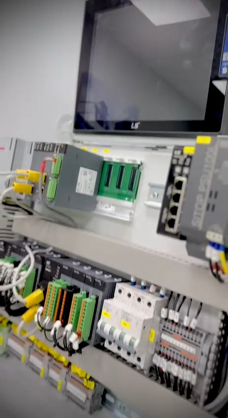 Проблема нехватки квалифицированных кадров в промышленной автоматизации стоит остро. Выпускники вузов приходят с теоретическими знаниями, но без практических навыков работы с реальным оборудованием.