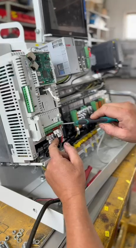 Начиная карьеру инженера 20 лет назад, я столкнулся с этой проблемой лично. Теории было достаточно, но когда дело дошло до программирования контроллеров и настройки систем автоматизации на реальных объектах, пришлось учиться с нуля.
Наше решение Сегодня в нашем цехе производятся учебные стенды, которые решают эту проблему комплексно:
●	Реальное промышленное оборудование
●	Практические задачи из производства
●	Методики обучения от практикующих инженеров
●	Полный цикл: от базовых навыков до экспертного уровня
