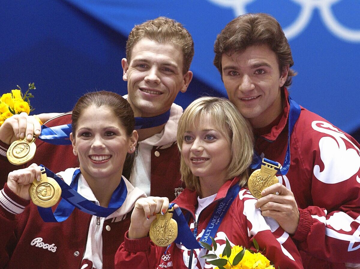    Олимпийские чемпионы в парном фигурном катании Елена Бережная, Антон Сихарулидзе (Россия) /справа/ и Жами Сале, Давид Пеллетье (Канада) на церемонии вручения золотых медалей.© РИА Новости / Сергей Гунеев