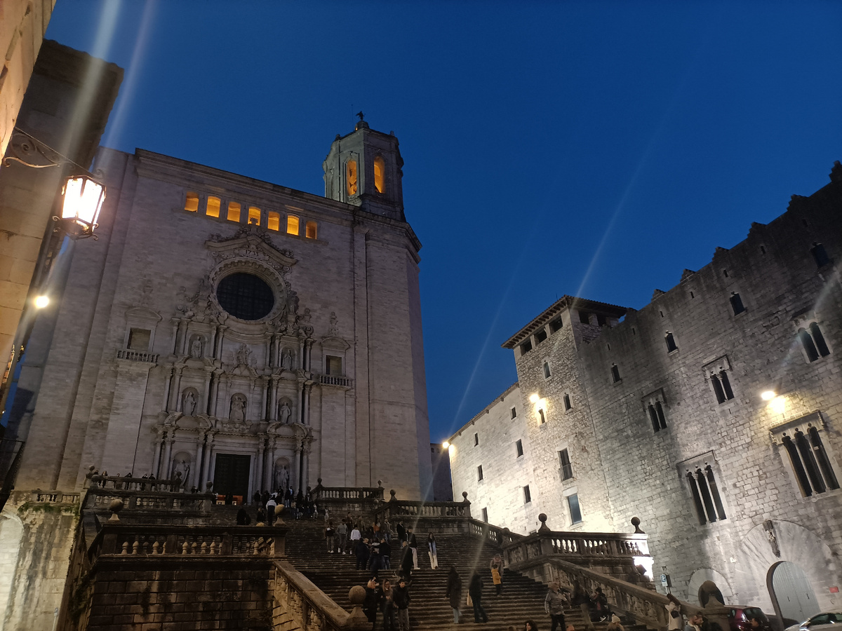 Кафедральный собор Жироны и дворец Pia Almoina.Здесь начинается Еврейский квартал Каль. Испания. Фото автора 