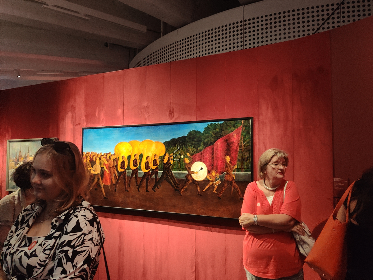 На выставке было много картин, фотографии, зарисовок и этикеток от продукции прошлого века