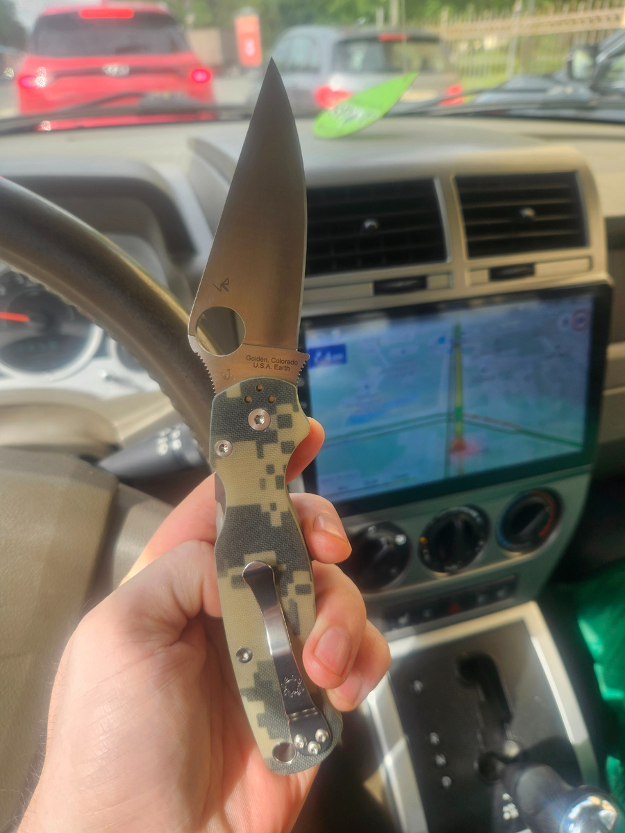 У меня было мнение, железное, как яйца Железного Дровосека: склалной нож для путешествий должен быть меганадежным и выдерживать феноменальные нагрузки. А тут сел недавно, пошкрябал мозолистой рукой седеющую бороду и призадумался. А хоть раз за 9 лет моих одиночных путешествий по стране мне пригодилась эта меганадежность? Хоть раз я ковырял что-то кончиком ножа или рубли ветки, кроме как для тестов и статей для блога? Поддевал  люки, отжимал двери, бился раз на раз с ведмедями? Ни разу. Зато постоянно приходилось делать какую-то мелкую хрень типа вытащить занозу,  вскрыть мозоль,  порезать верёвку, нарезать перьев для огнива,  сделать дырку в ремне и так далее. Короче, у меня теперь есть Парамиля 2 в стали S45VN. Нет в коллекции ни одного ножа, который резал бы так безупречно. Дарт Вейдер со своим лазерным мечом отдыхает в сторонке.  