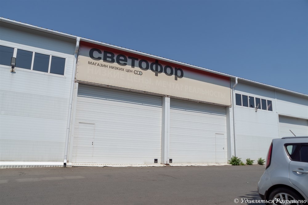 Поблекли буквы на солнце