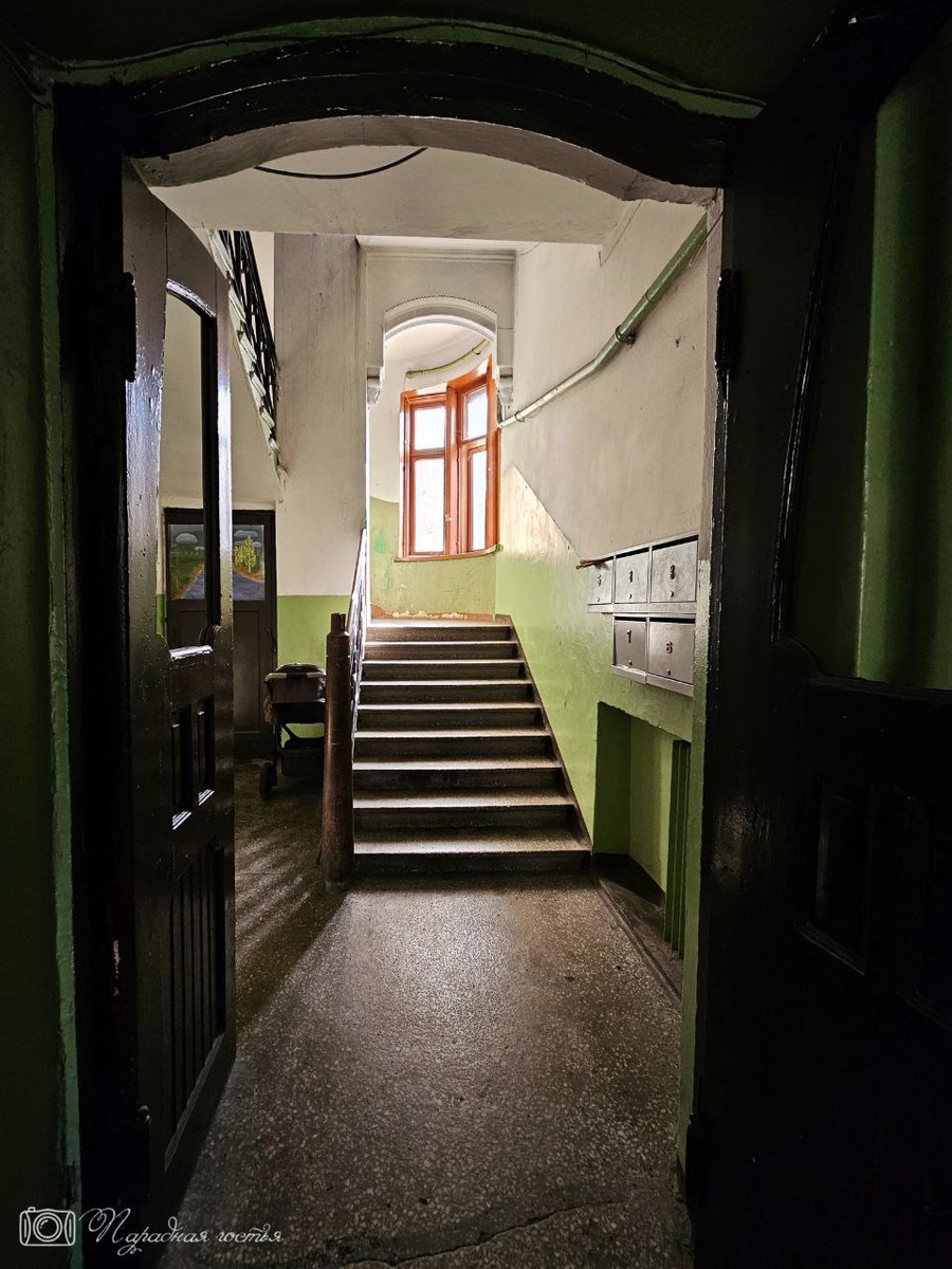 Модерн здесь чувствуется с первой ступеньки. Фото: Парадная гостья