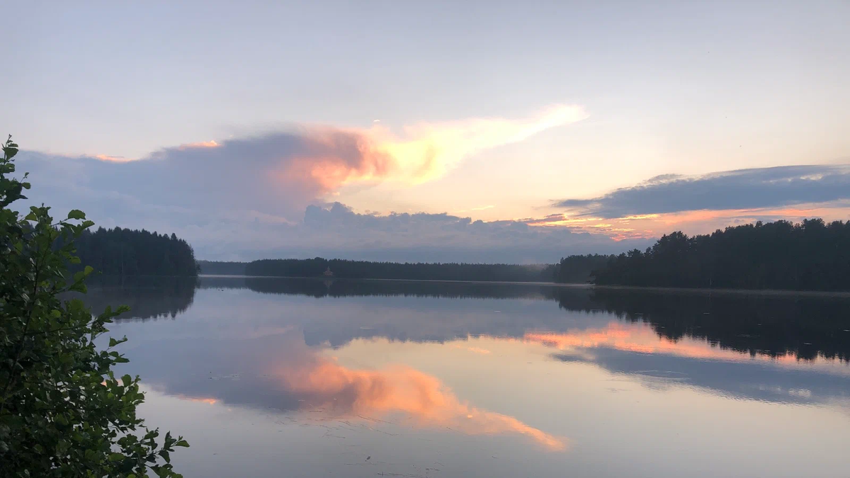 Озеро Рощинское рядом с Александро-Свирским монастырем.