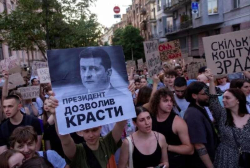   Митинги против Зеленского в связи с урезанием полномочий НАБУ и САП. Фото: соцсети