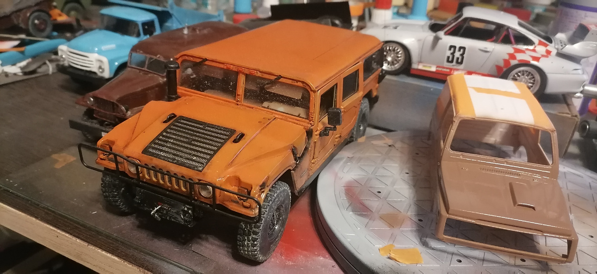 Хаммер и готовящийся к работе Самурай