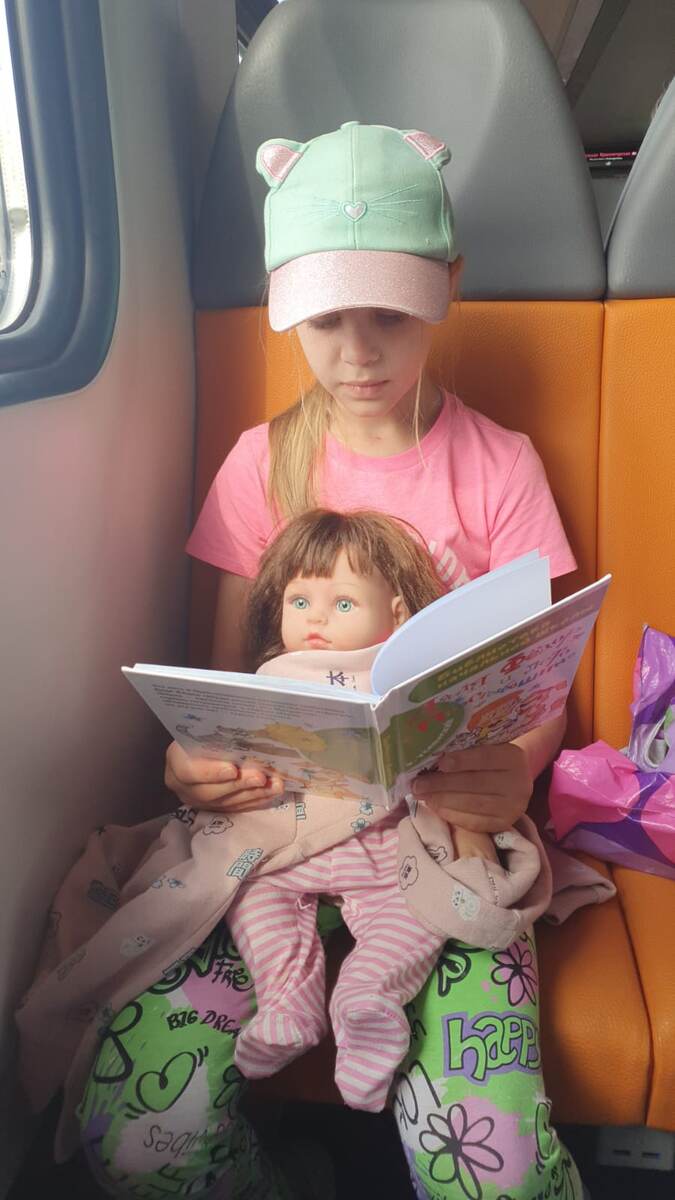 Вика читает про Простоквашино.