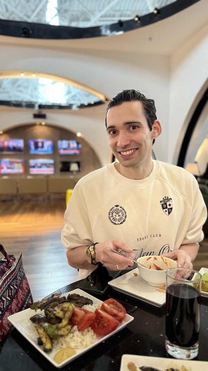 По Gold карте от Turkish Airlines Всё включено! В Lounge зоне аэропорта Внуково.