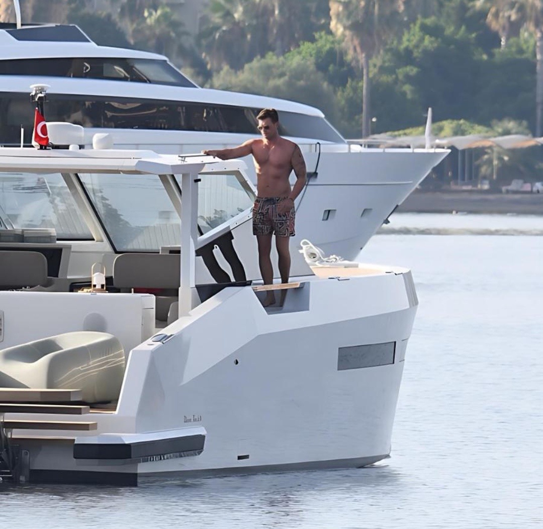 Недавно Кыванч Татлытуг стал обладателем яхты, которую для него построила компания пропавшего Халита Юкая.