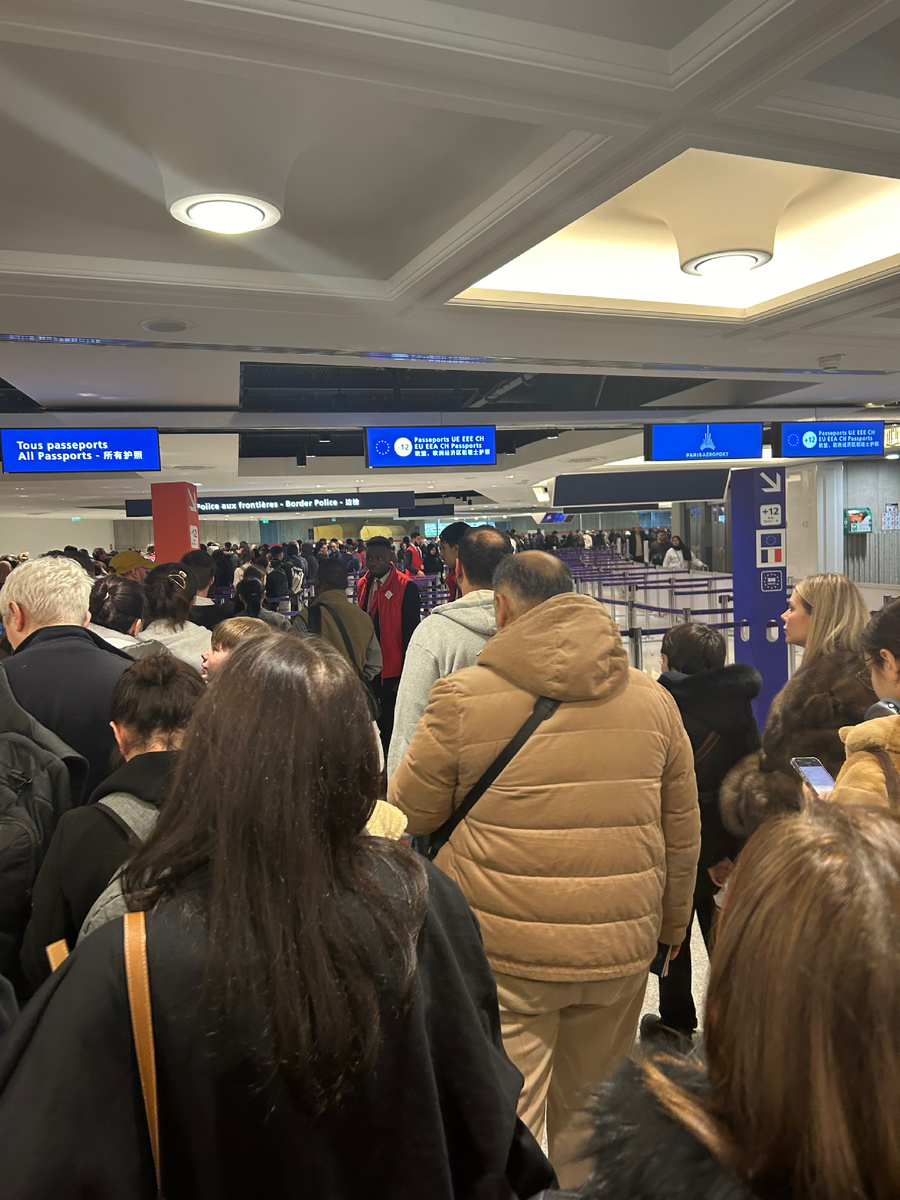 Да-да, конца очереди и не видно, стоять, точнее оочень медленно двигаться больше часа (!) 