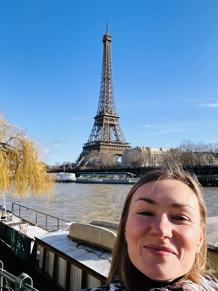 Автор на фоне Эйфелевой башни, ну а как же еще?😁