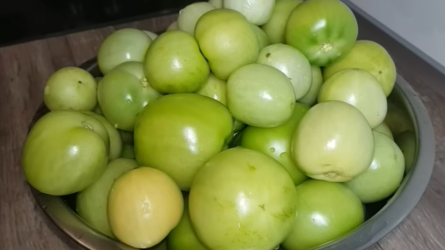 Мучился с зелеными помидорами 15 лет, пока тетя не показала старинный прием. За 4 дня краснеют