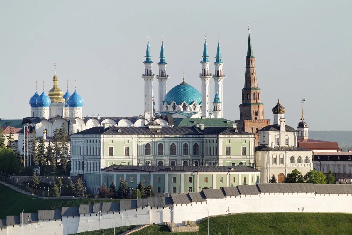 Годом основания города принято считать 1005 год. 2 октября 1552 года русские войска под предводительством царя Ивана IV (Грозного) взяли Казань в результате осады и штурма города. Это событие стало центральным эпизодом Третьего Казанского похода русских войск, предпринятого Иваном IV в июне–октябре 1552 года для укрепления восточных границ и расширения территории Русского государства. 
